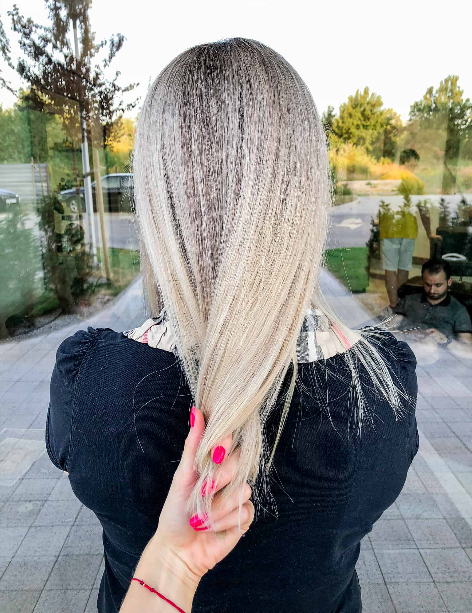 Długie blond włosy po dekoloryzacji i tonowaniu