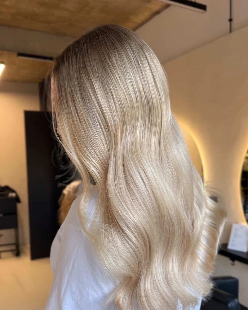 AirTouch blond od tyłu, długie rozświetlone włosy w CutCut Warszawa