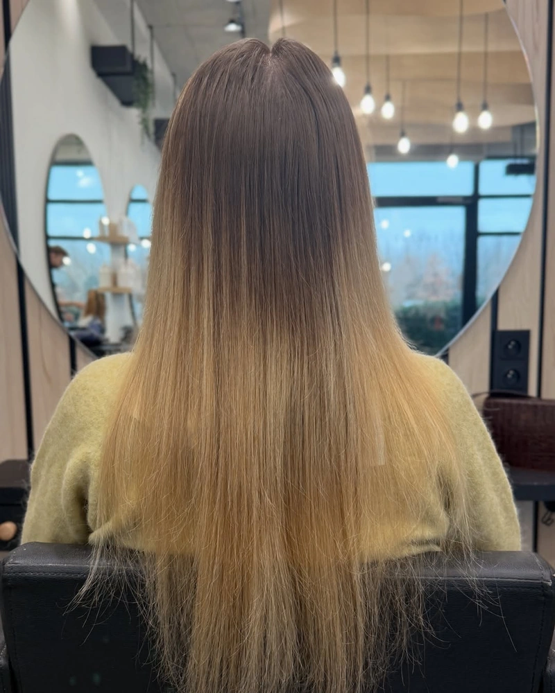 Balayage blond z przodu i miękkimi falami w salonie CutCut Warszawa