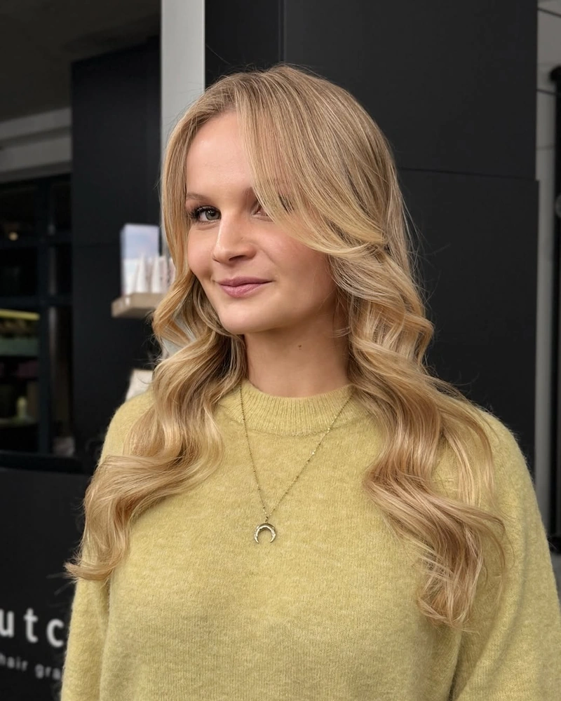 Balayage blond w profilu, delikatne fale i rozświetlone końcówki