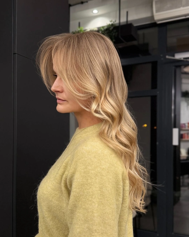 Balayage blond od tyłu, długie włosy z jasnym przejściem koloru