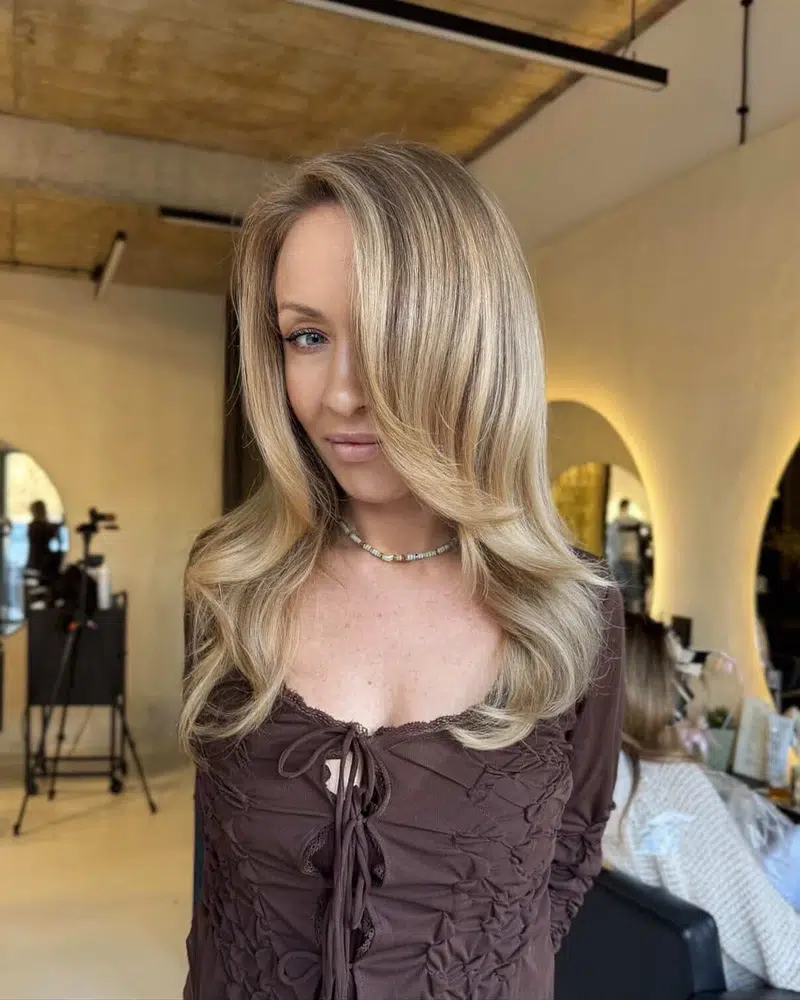 Blond refleksy i miękkie fale w salonie CutCut Pracownia Fryzjerska Warszawa