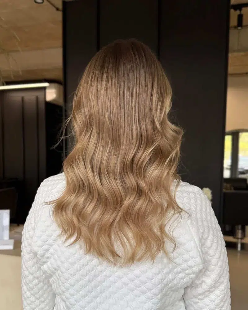 Blond refleksy od tyłu, pokazujące pełną długość i strukturę włosów