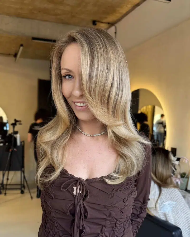 Blond refleksy z naturalnym uśmiechem w salonie fryzjerskim CutCut Warszawa