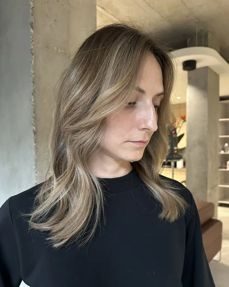 Chłodny blond i miękkie pasma przy twarzy w CutCut Warszawa