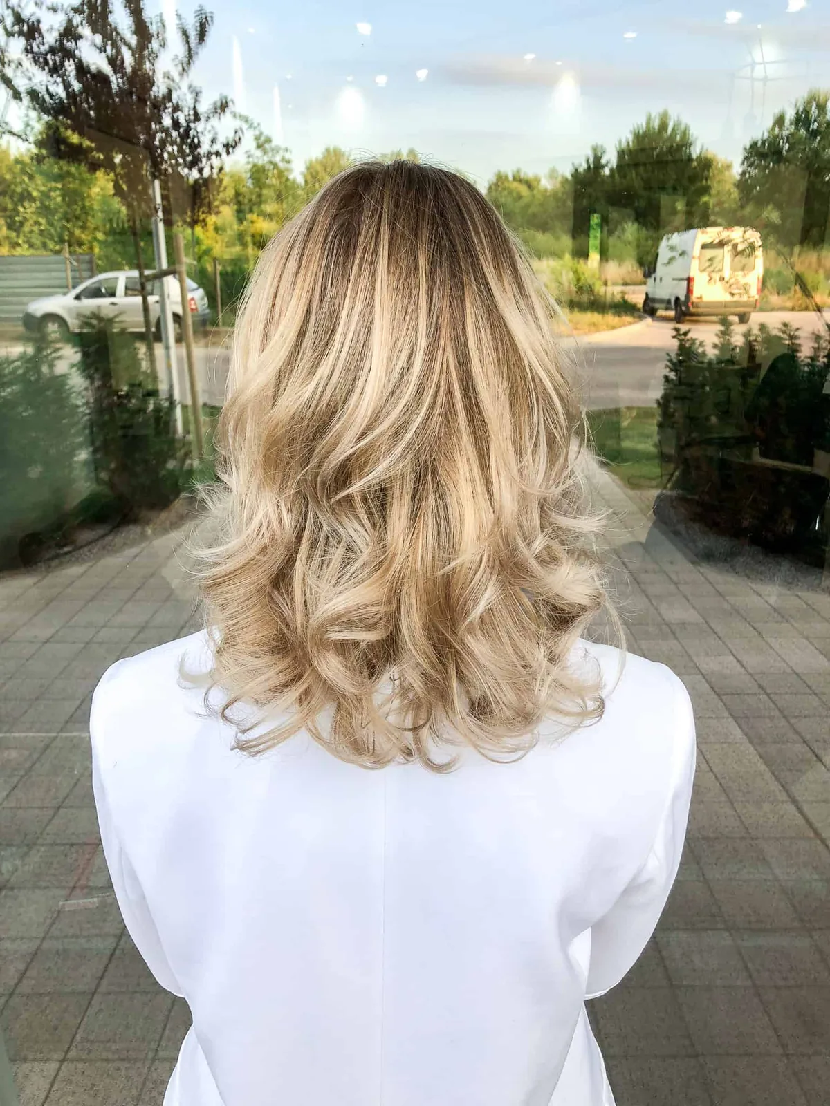 Sombre blond na średniej długości włosach w CutCut Warszawa