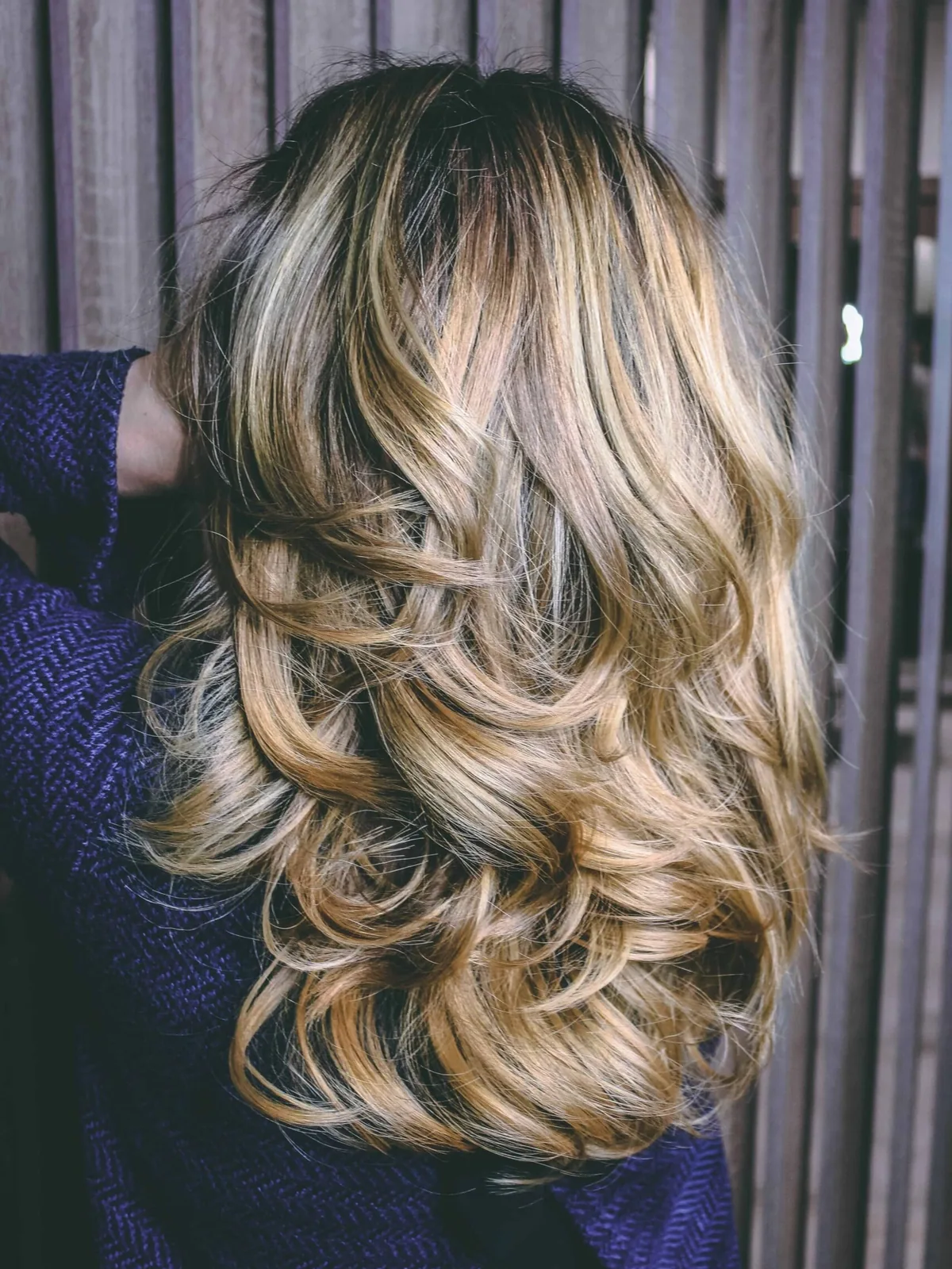 Długie włosy blond sombre z miękkimi falami
